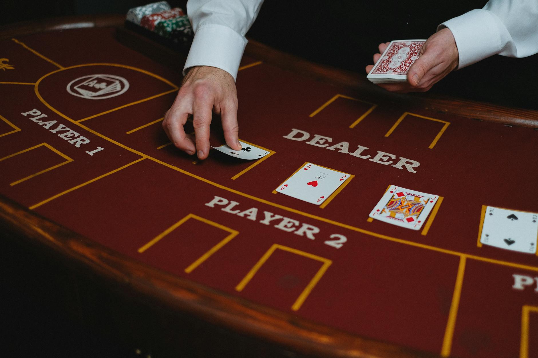 Hiểu lá bài ngửa của nhà cái là chìa khóa để ra quyết định đúng trong blackjack.